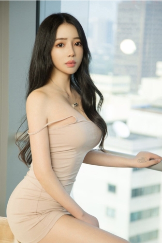 Asian party girl —— Yuna